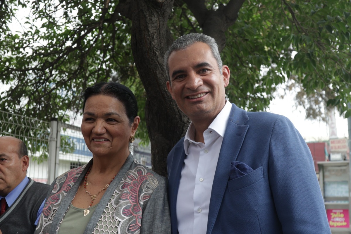 Enrique Ochoa junto a Dulce María Sauri. | Especial