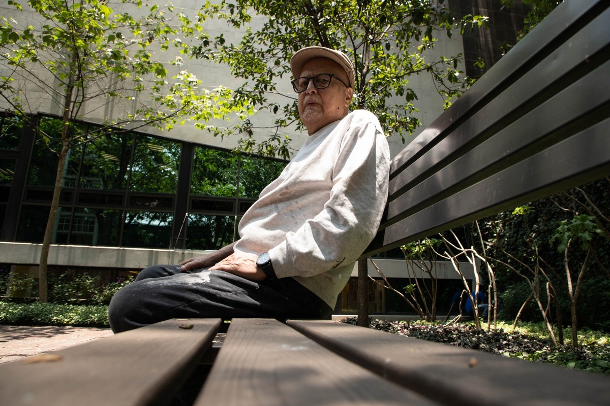 El fotógrafo Rogelio Cuéllar, amigo del creador, facilitó 33 obras de su acervo para la exhibición. (Octavio Hoyos)
