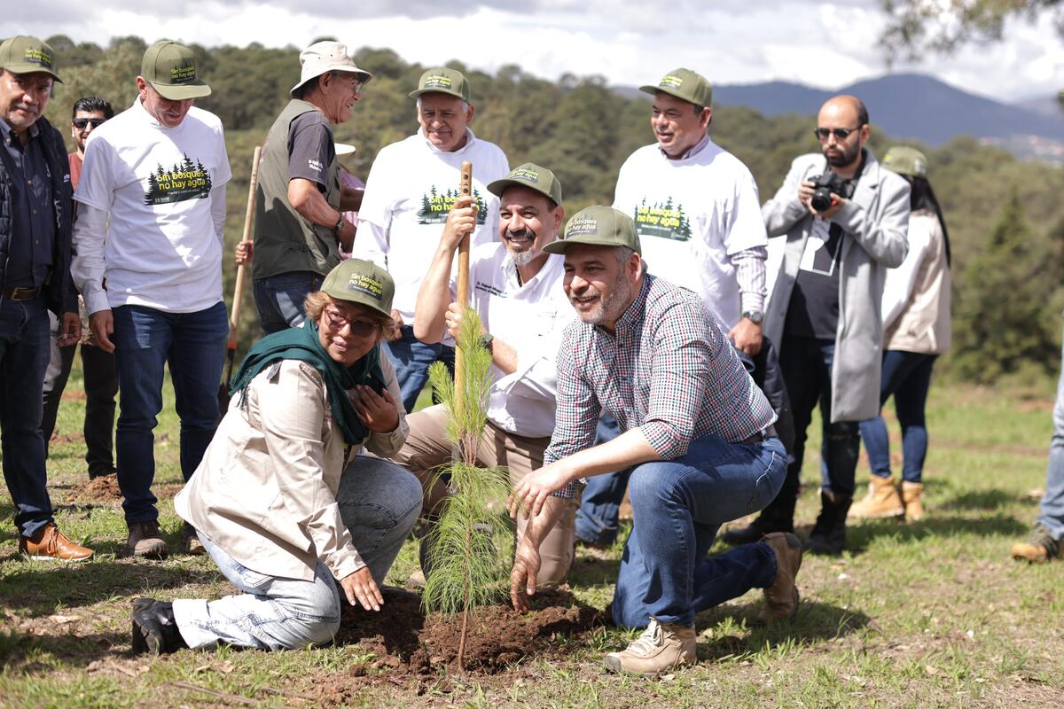 El gobernador de Michoacán, Alfredo Ramírez Bedolla, en plan de reforestación.