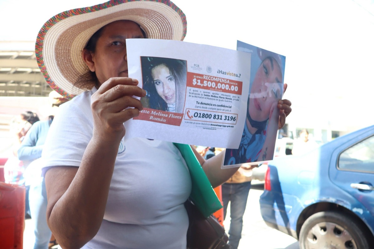 Madres buscadoras colocan fichas de búsqueda en Chilpancingo | Foto: Cuartoscuro