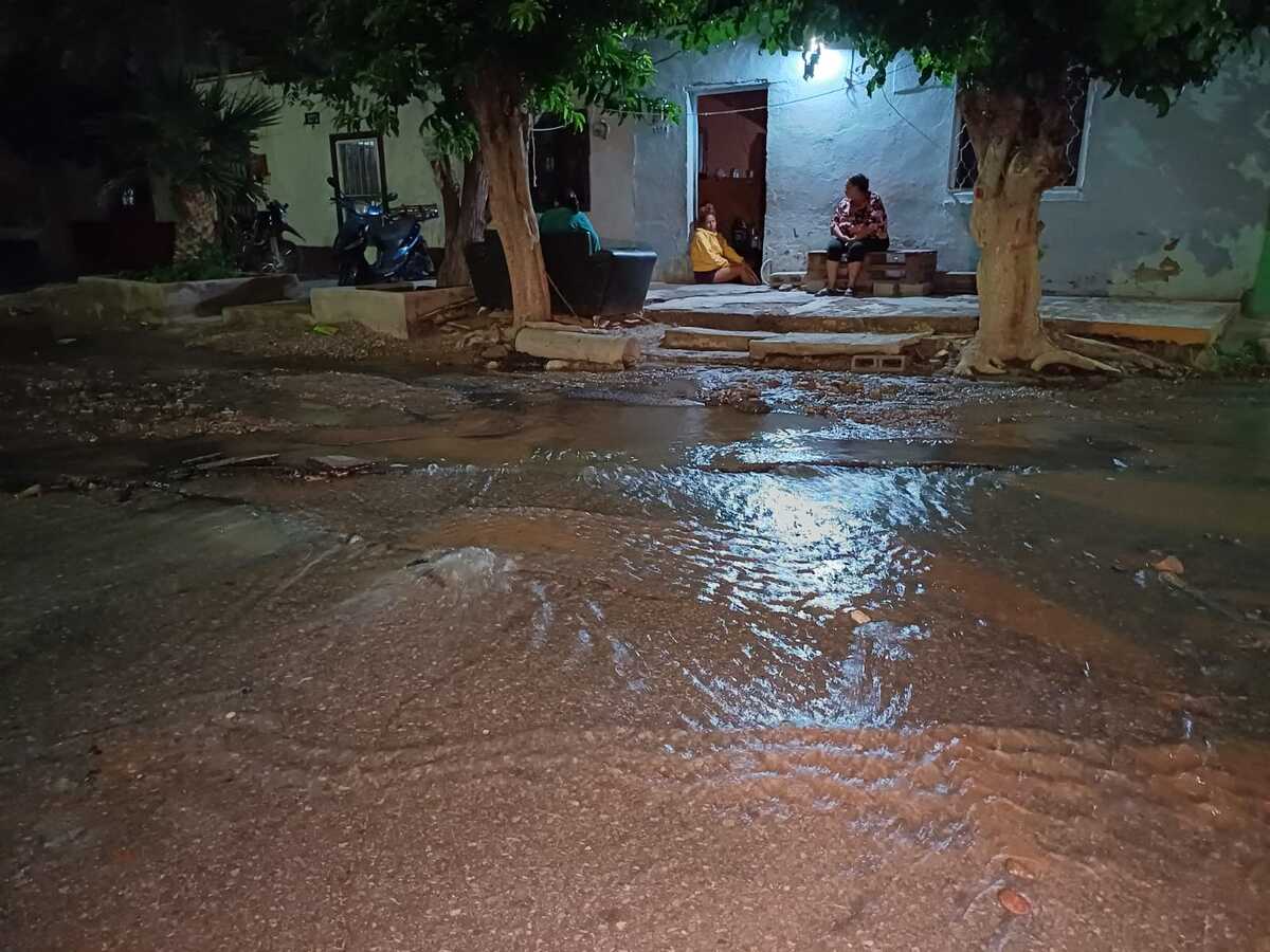 El pavimento se abrió dejando salir el vital líquido en el bulevar Río Nazas. (Especial)
