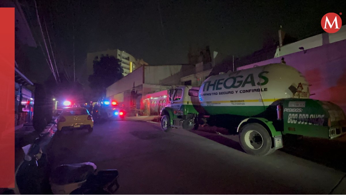 Pipa de gas cae dentro de socavón en Atizapán. Foto: (Especial)