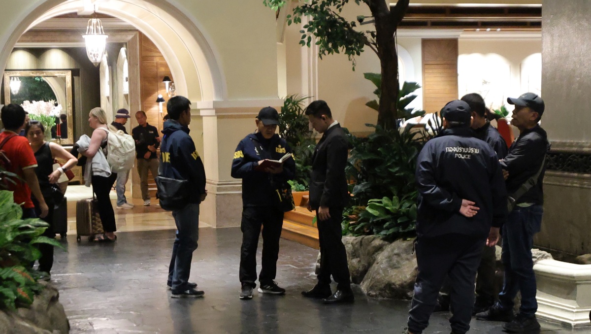 Policías reunidos en el Grand Hyatt Erawan Hotel en Bangkok, Tailandia, el martes 16 de julio de 2024 | AP