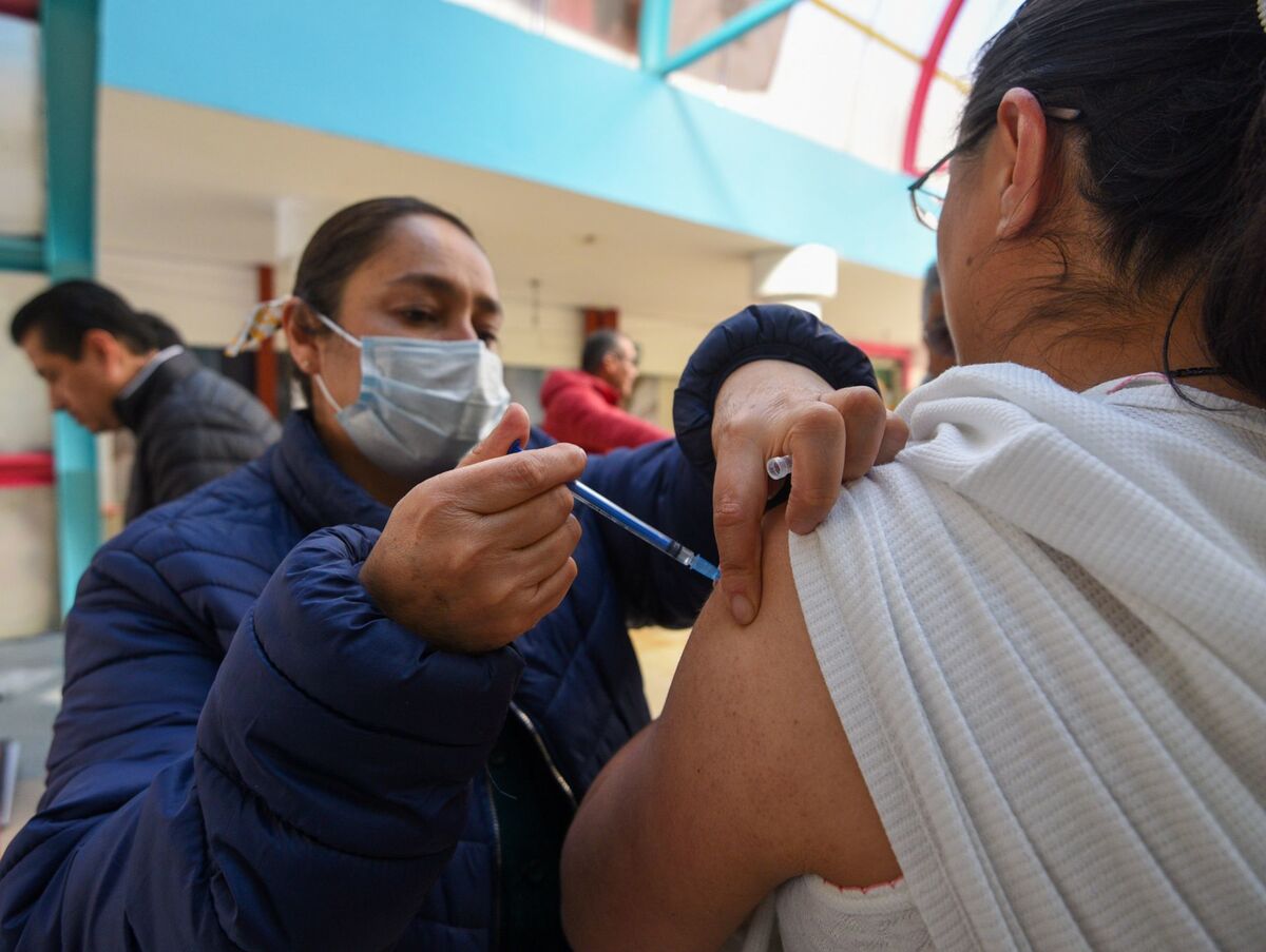 La Secretaría de Salud pidió acudir a vacunarse contra covid-19. (foto: Cuartoscuro)