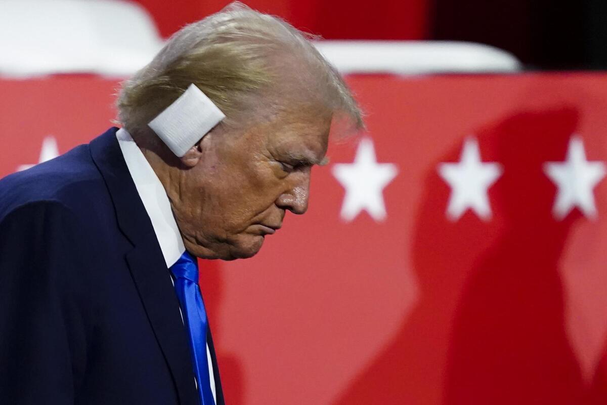 Trump luce un vendaje en el oído tras rosarle una bala tras atentado | EFE