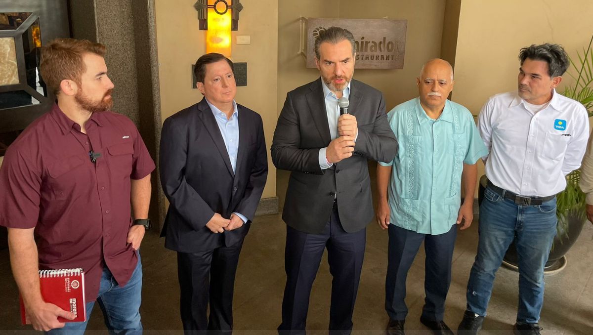 Adrián de la Garza con los ex candidatos a la alcaldía de Monterrey | Víctor González