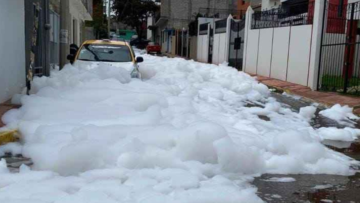 Calles de Tulancingo cubiertas de espuma