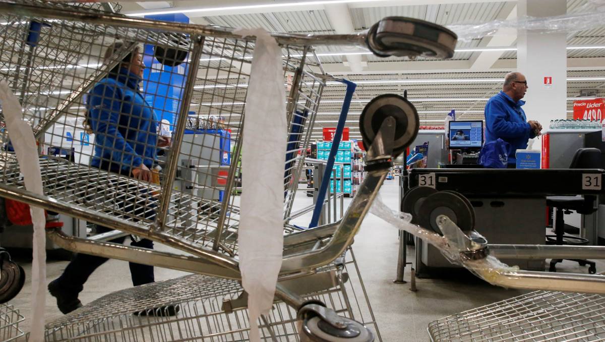 Se han difundido videos donde se observa a delincuentes chocar carritos de centros comerciales para robar objetos de valor a clientes. | Reuters