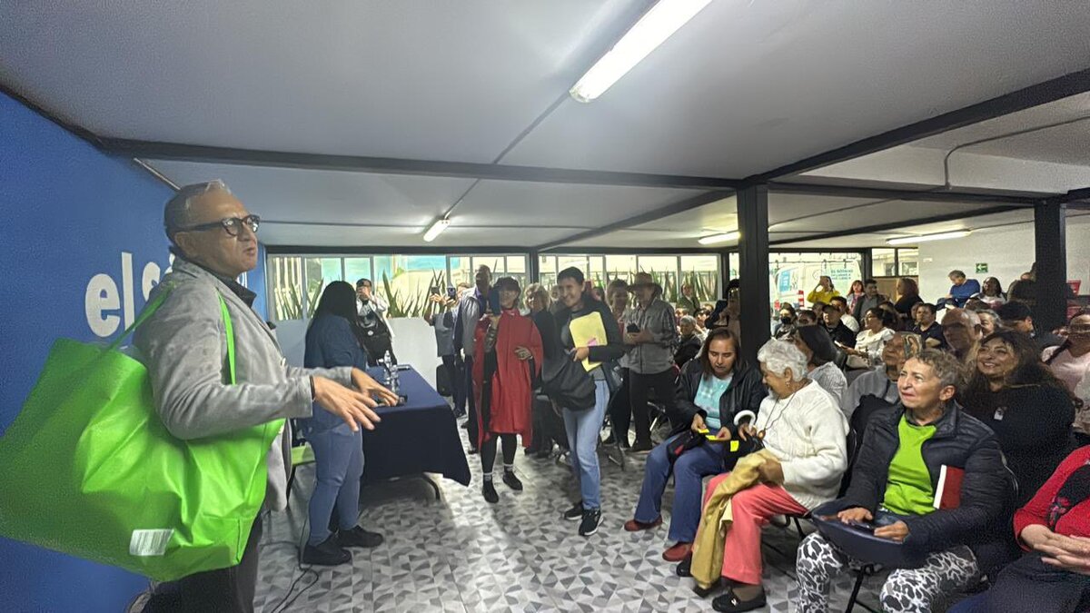 El espacio fue insuficiente para albergar a los lectores del columnista de MILENIO. (Especial)
