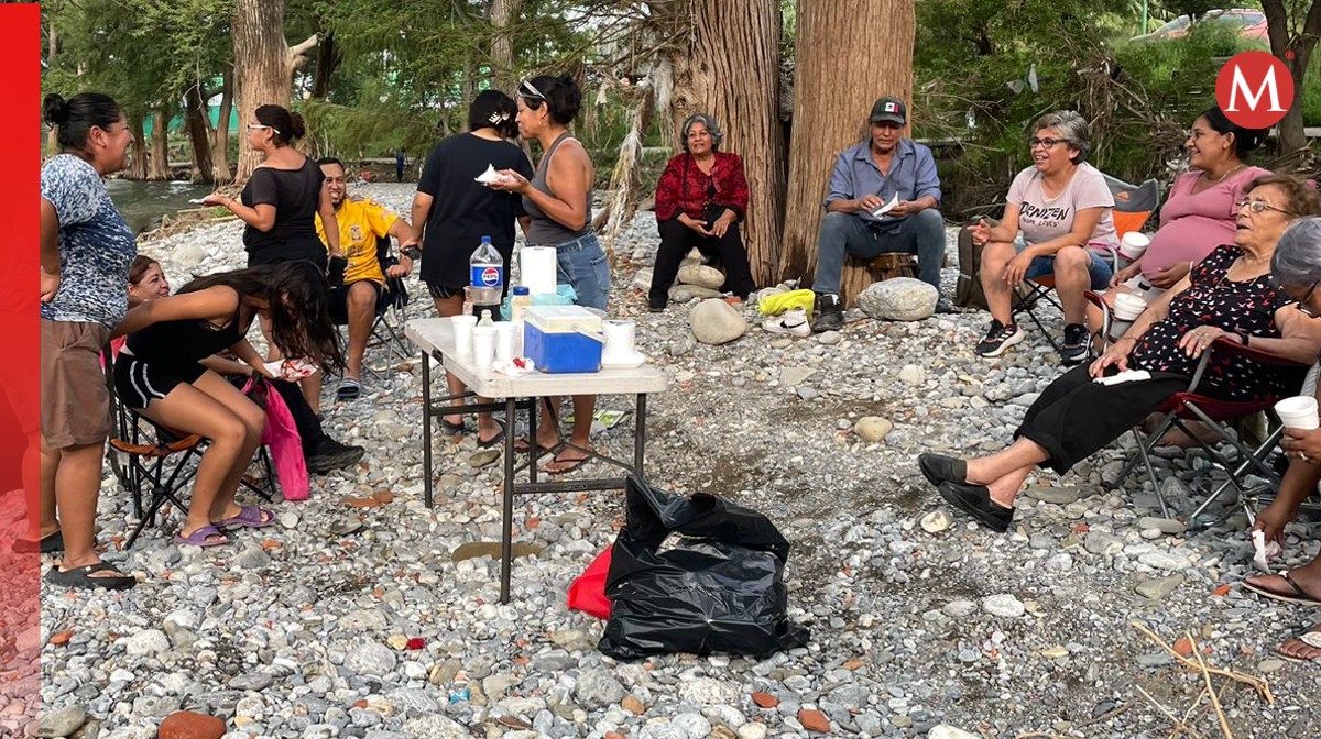 Familia celebra río La Silla. Foto: Ángel Mercado