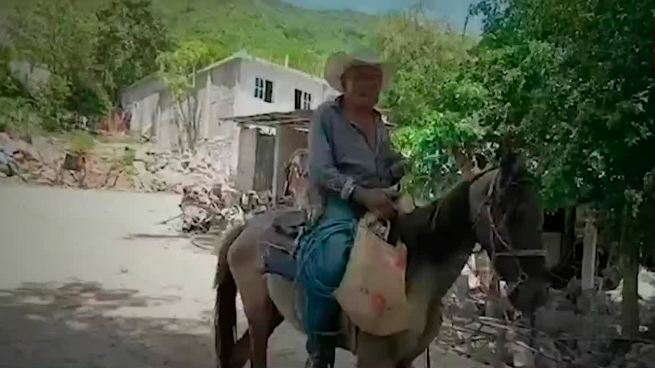 Lo perdió todo por las lluvias y ahora lo único que le queda es su caballo | Solo por Ayudar