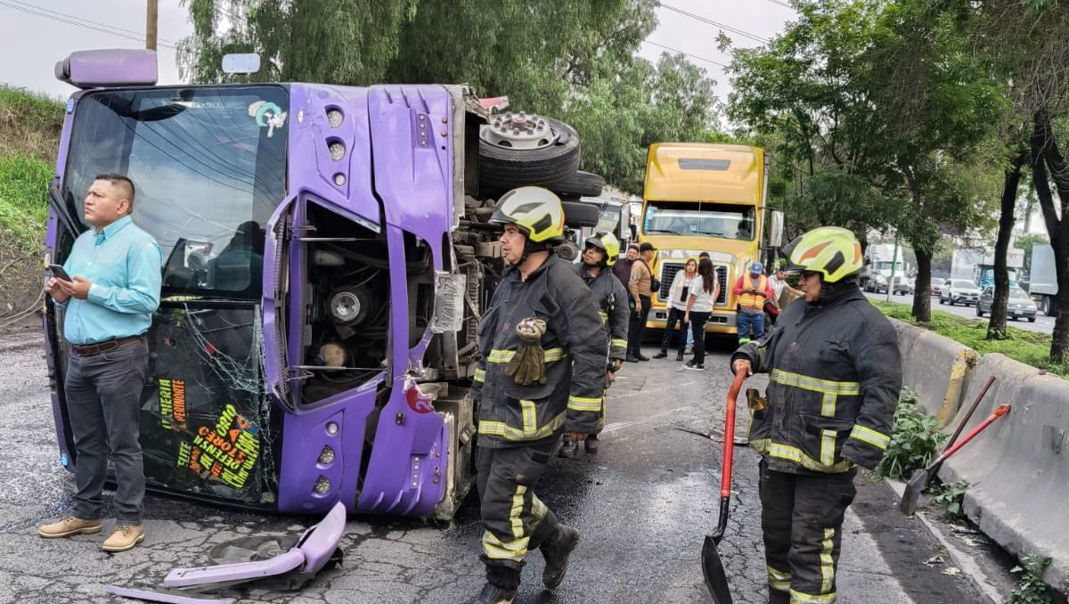 Protección Civil y Bomberos brindaron atención a los afectados en la volcadura de la autopista México. Querétaro. Gobierno Cuautitlán Izcalli