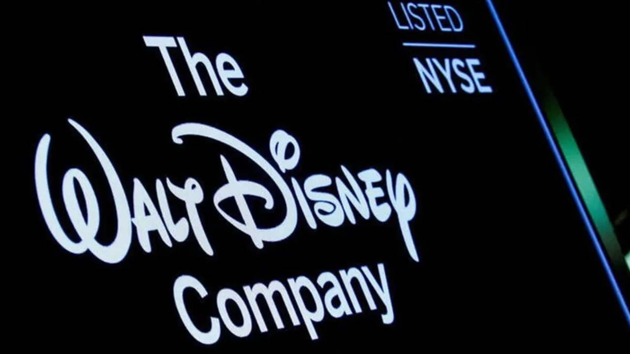 Trabajadores de Disneyland California protestan para exigir mejores salarios