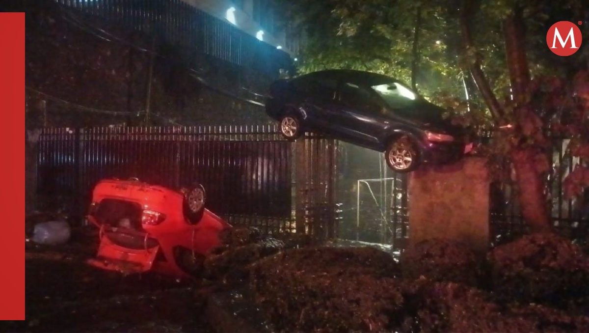 Auto queda atorado en una reja por las fuertes inundaciones en la delegación Alvaro Obregón  | JORGE BECERRIL