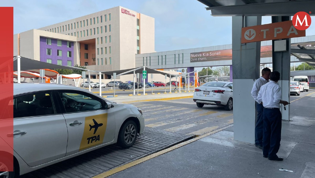 Baja afluencia afecta a taxistas. Víctor González.