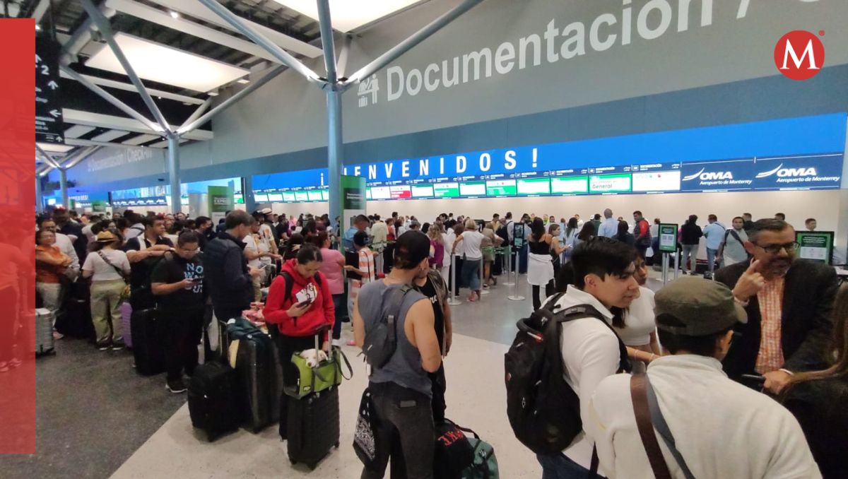 Decenas de viajeros esperan en Aeropuerto Internacional de Monterrey. Agustín Martínez.