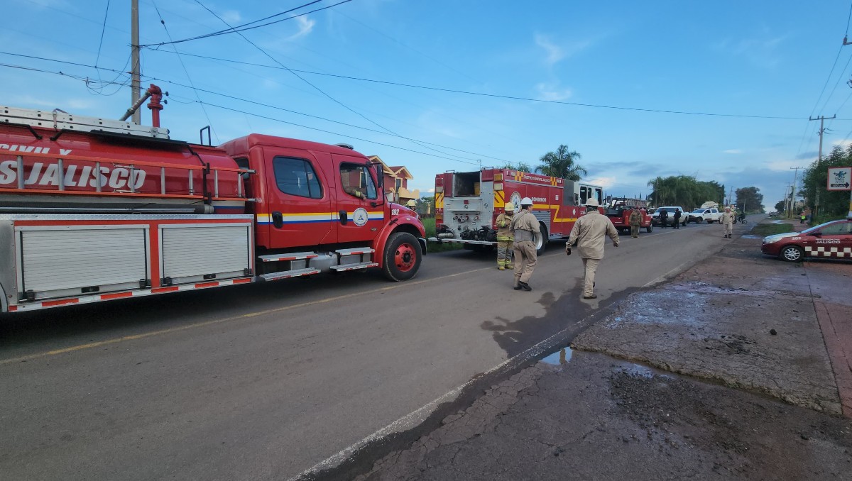 Mantienen trabajos por fuga de combustible en Zapotlanejo, Jalisco (Juan Carlos Munguía)