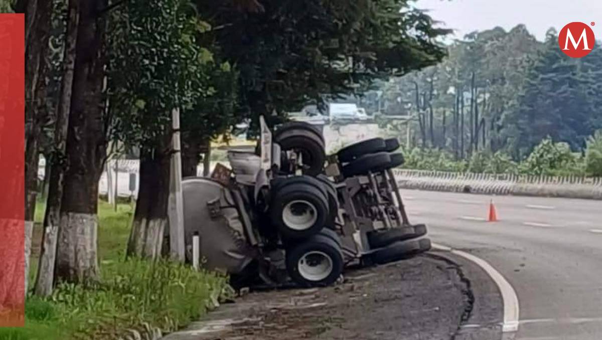 En el lugar volcó una pipa cargada y, aunque la unidad quedó sobre la orilla de la carretera.| Abadiel Martínez