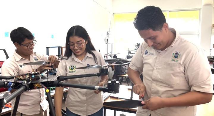 Alumnos revisan drone en Itesco. (Foto: especial)