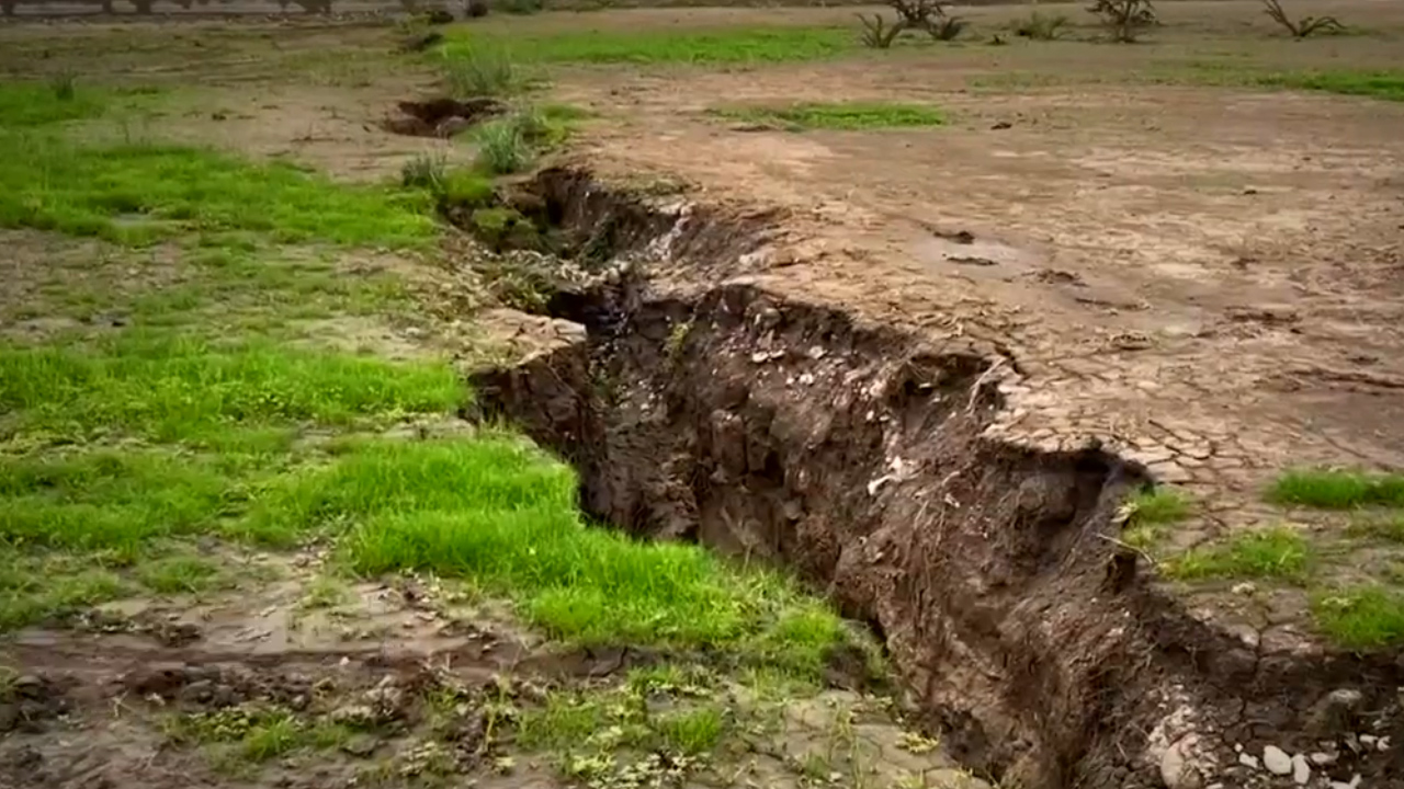 Enorme fisura pone en riesgo a los habitantes de Nuevo Ideal, Durango