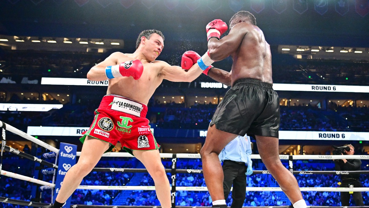 Julio César Chávez Jr derrota a Uriah Hall y lanza reto a Jake Paul (AFP)