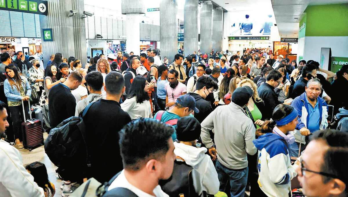 Miles de pasajeros quedaron varados en el Aeropuerto Internacional de Ciudad de México. Reuters