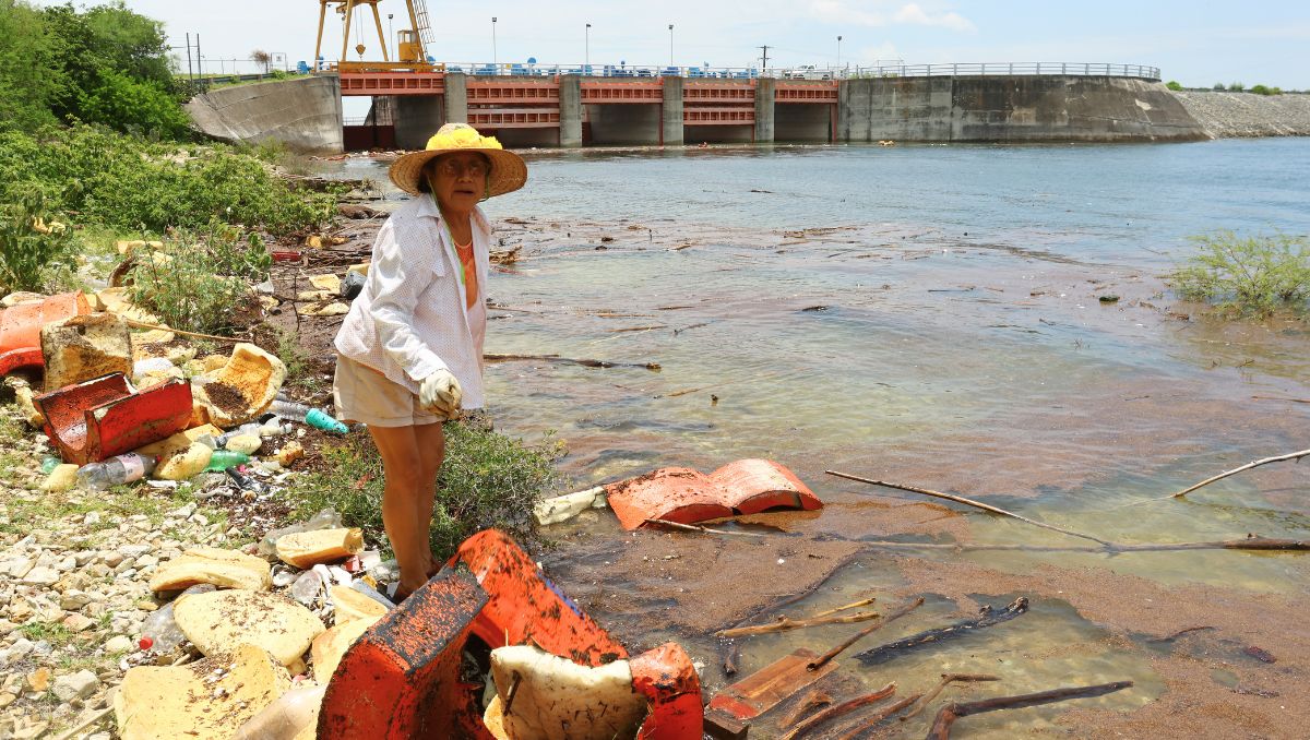 La profesora Virginia dedica parte de su tiempo a recoletar la basura que se acumula  a la orilla de Cerro Prieto. Roberto Alanís