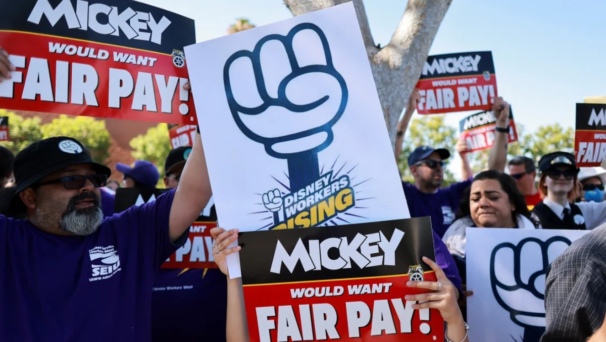 Trabajadores de Disneylandia votan a favor de huelga. | Reuters