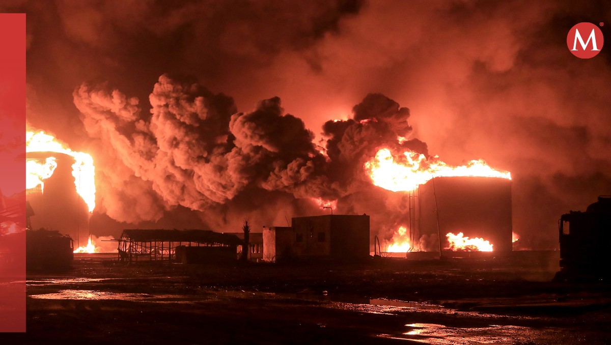 El ataque provocó un incendio en el puerto de Hodeida, Yemen. | AFP