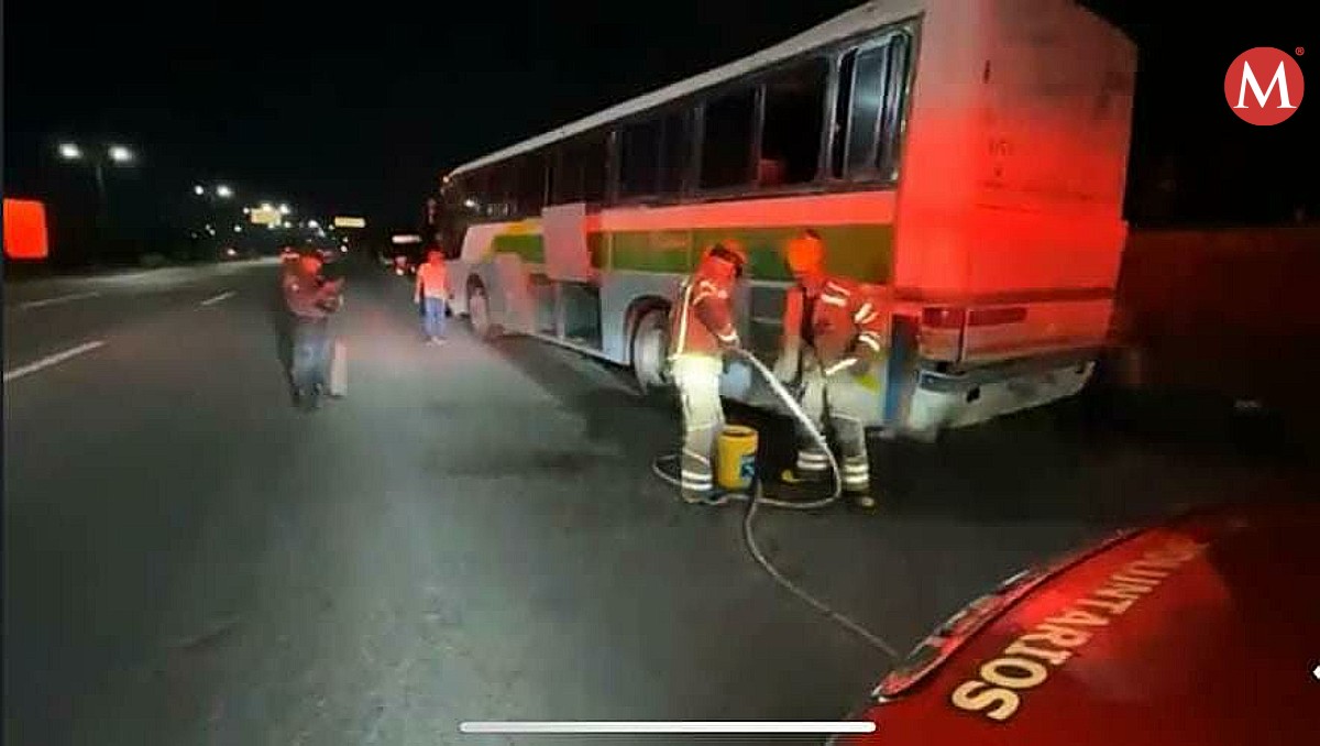 Autobús de pasajeros se incendia en Altamira.