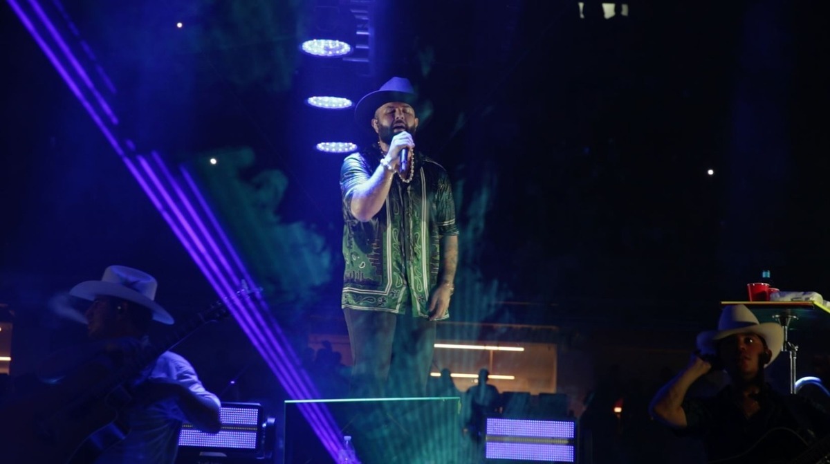 El cantautor ofreció una emotiva velada en el escenario del puerto. Foto Especial