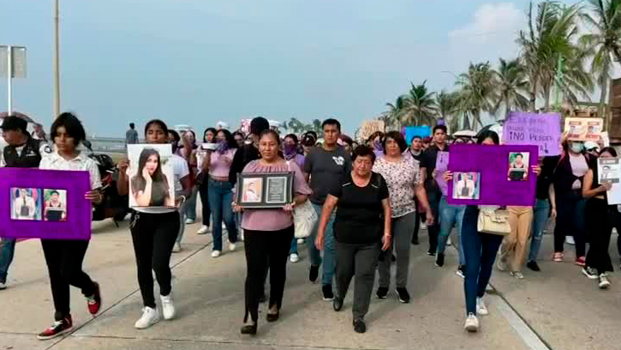 Colectivos feministas marchan para exigir justicia tras el feminicidio de una enfermera en Veracruz