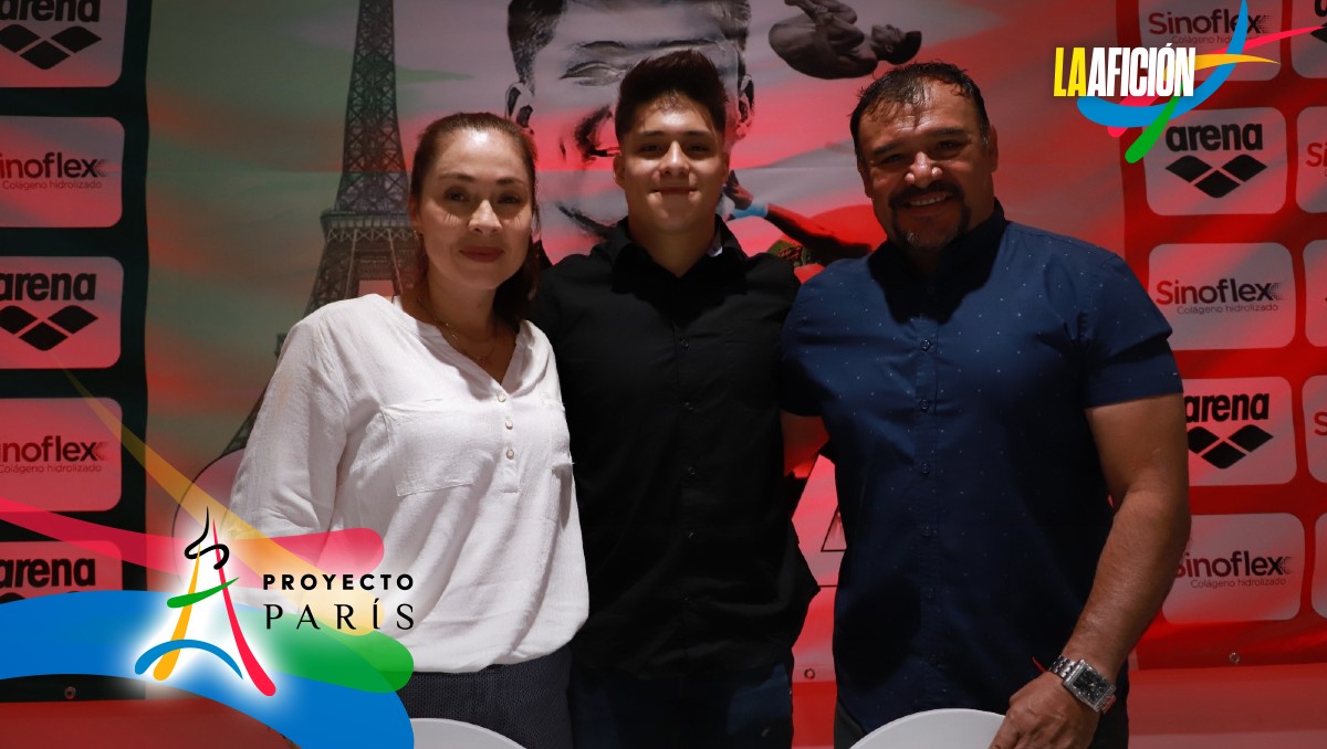 Osmar Olvera, clavadista mexicano junto a sus padres (Santiago Chaparro)