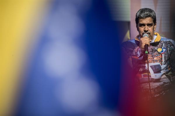 El presidente de Venezuela y candidato a la reelección, Nicolás Maduro, pronuncia un discurso en un acto de campaña en Caracas | Foto: EFE