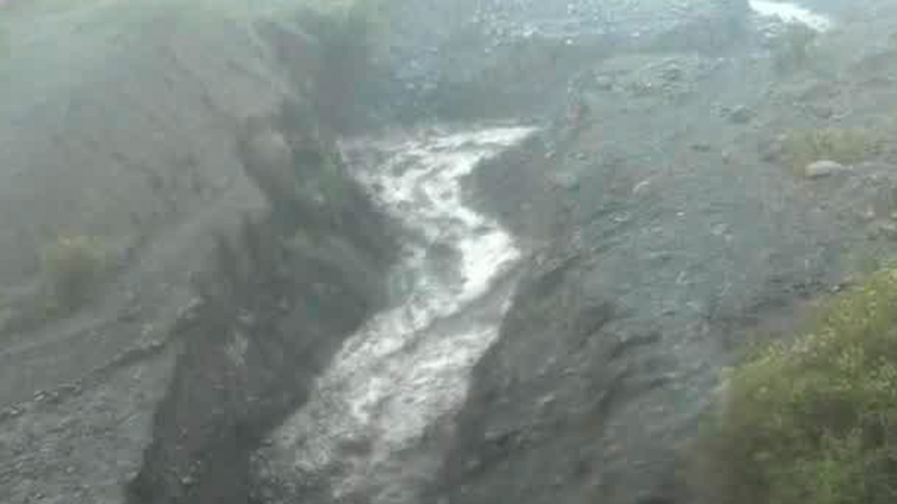 Reportan el descenso de lodo volcánico en la barranca Montegrande, Colima