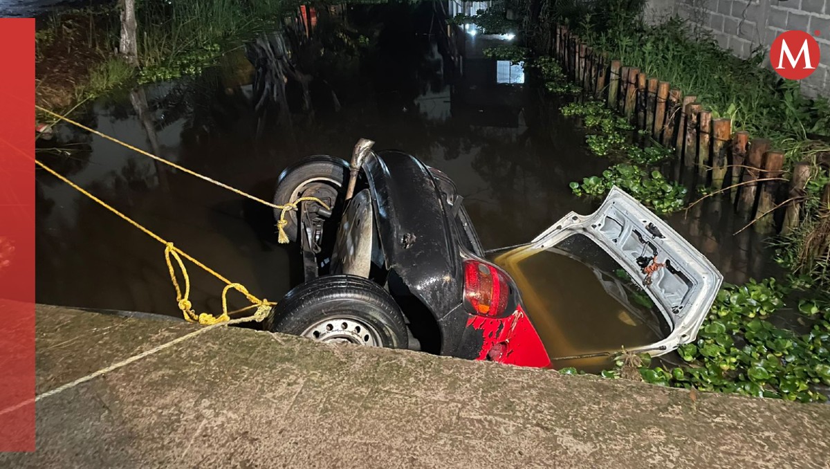 El vehículo cayó a aguas en la calle Toltenco. | Enrique Luna