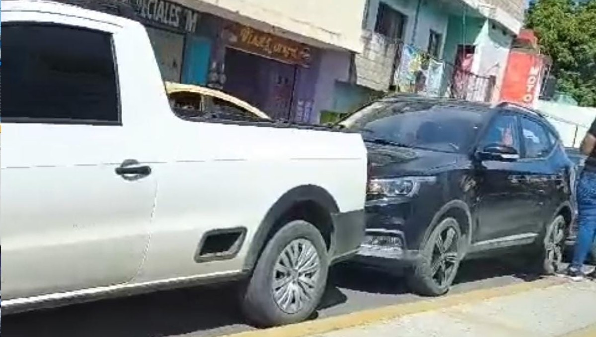 Vehículos involucrados en la carambola en el bulevar central de Huejutla