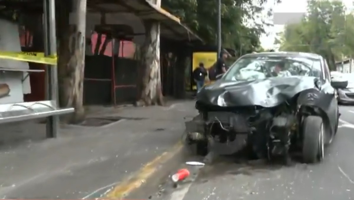 El accidente también afectó a una parada del transporte público. | Especial