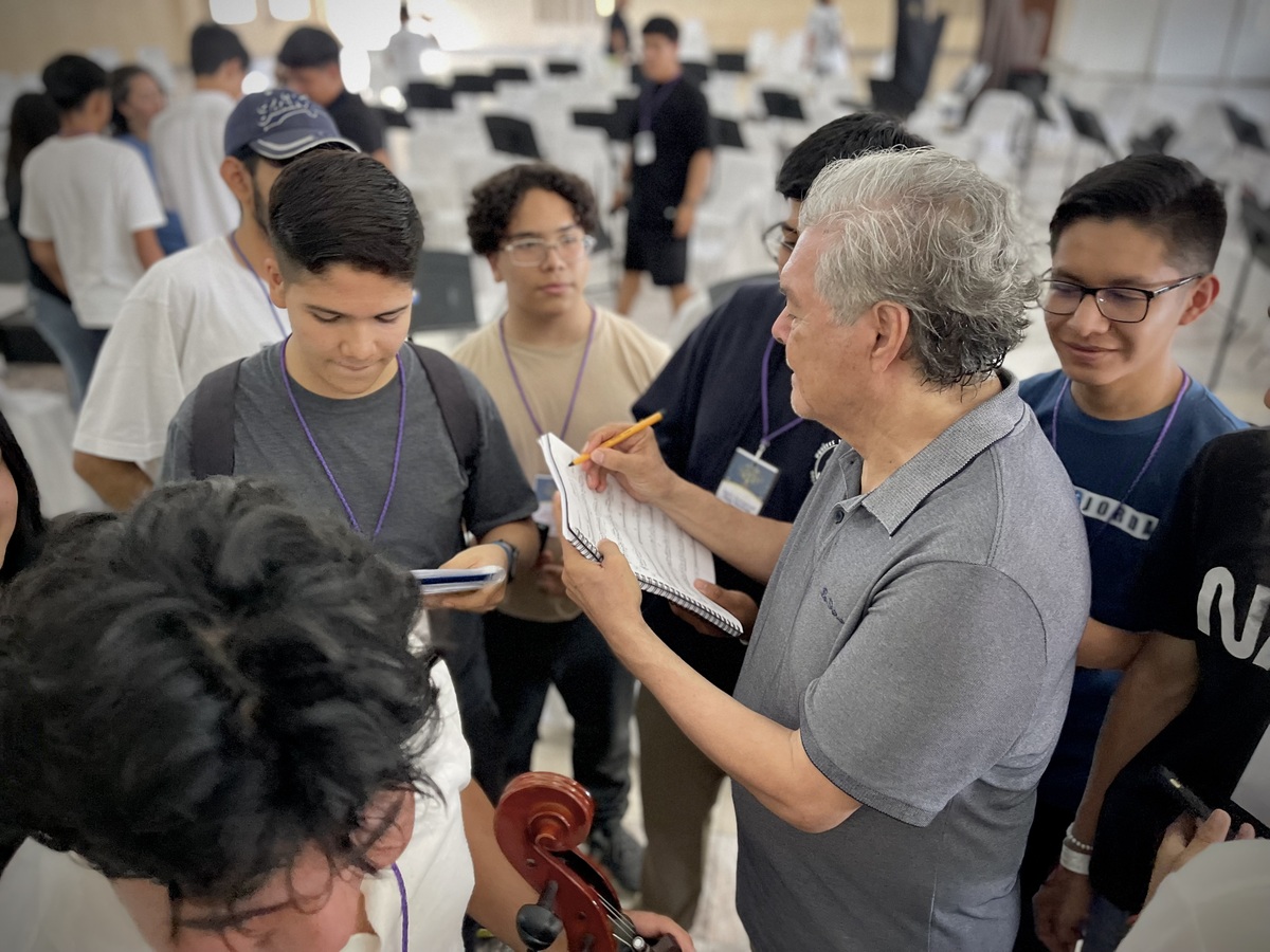 Arturo Márquez estuvo en el campamento en el que niños, niñas y jovenes permanecerán durante 17 días. (Foto: Especial)