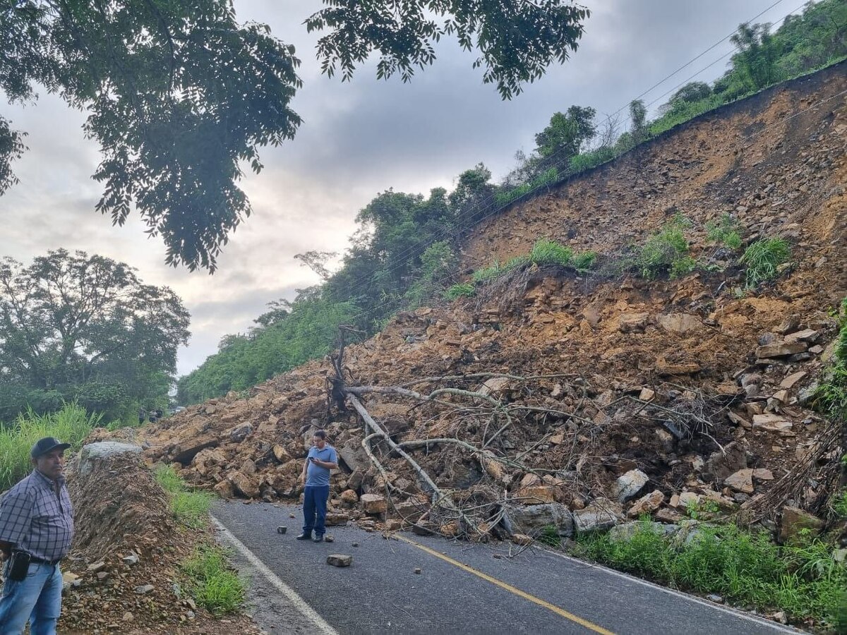 Bloqueo en carretera estatal Pisaflores-Chapulhuacán