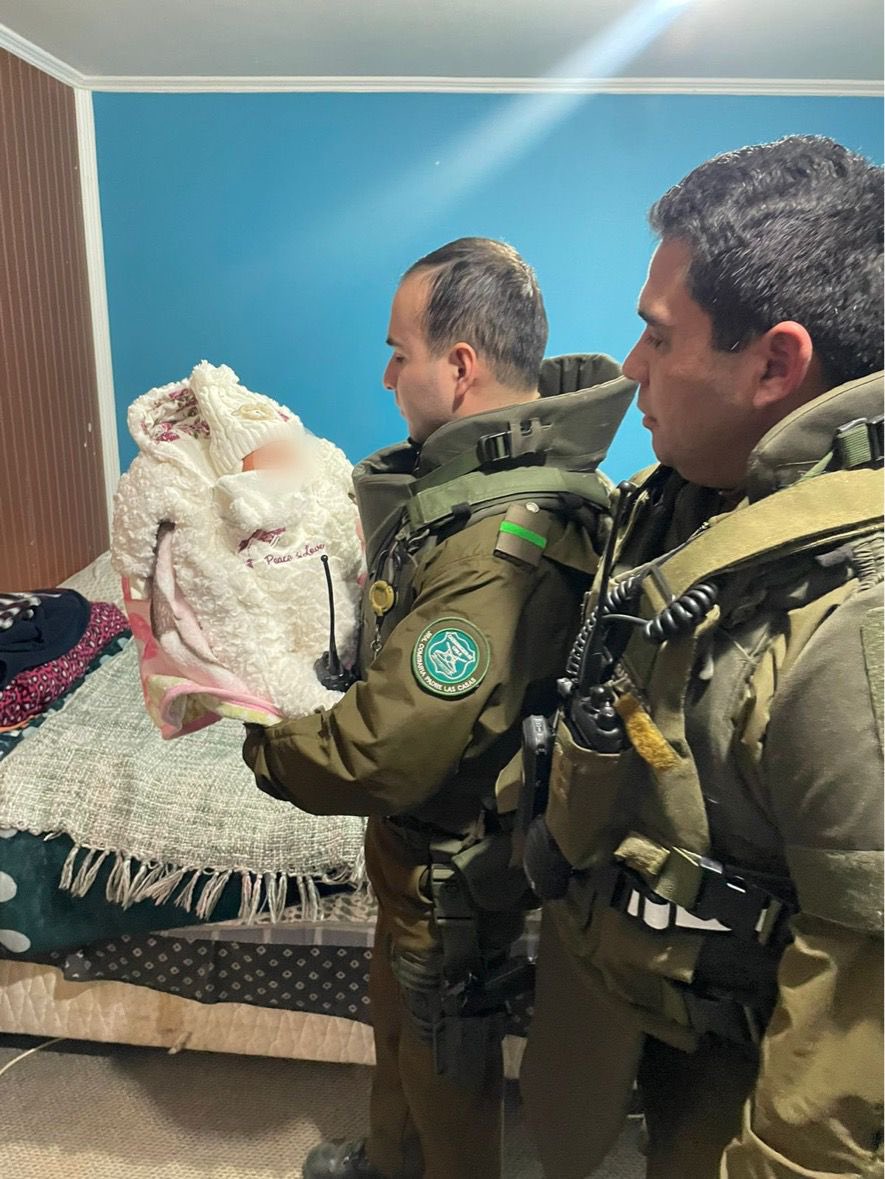 Carabineros (policía chilena)  encuentran sana y salva en la comuna de Padre las Casas a una pequeñita de solo 5 días de vida | Foto: X/@Carabdechile