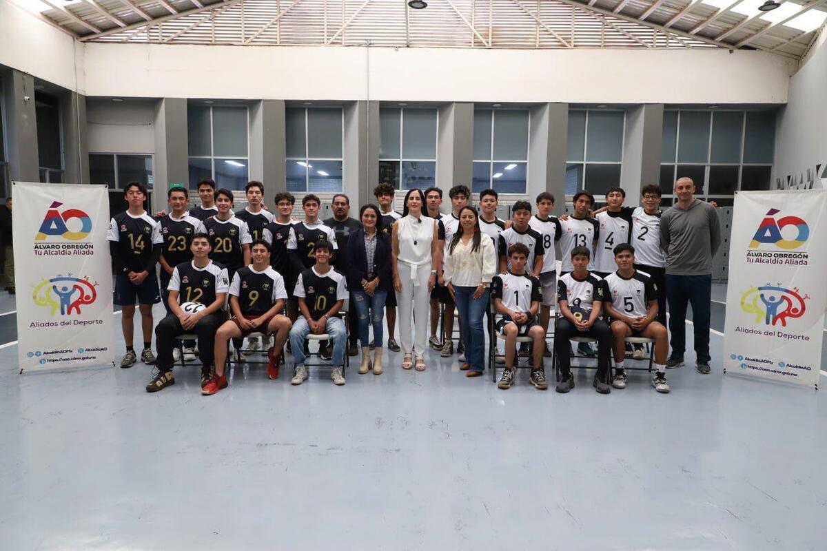 Lía Limón junto a los equipos Juvenil Menor y Juvenil Mayor de Voleibol representativos de la UNAM