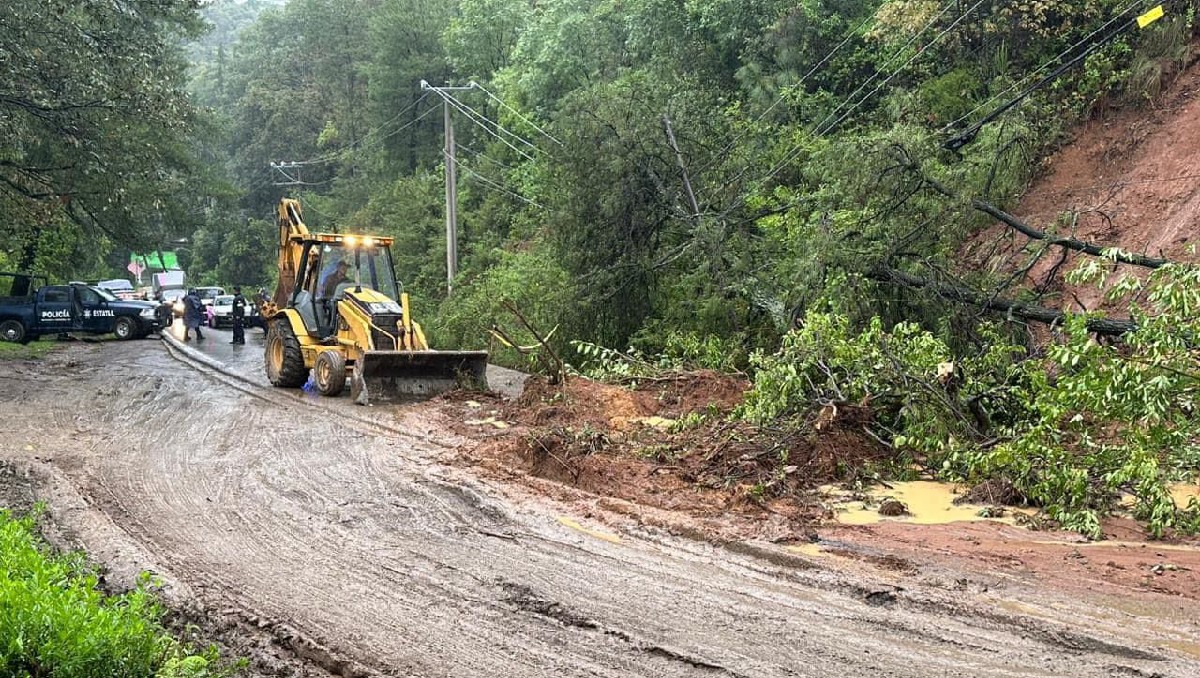 Trabajos de limpieza por derrumbes generan tráfico en la carretera Tenancingo-Tenango. Foto: (Especial)