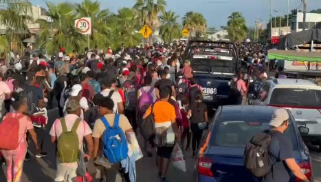 Familias completas con mujeres y niños comenzaron el segundo día de la caminata masiva que inició el domingo. | Especial