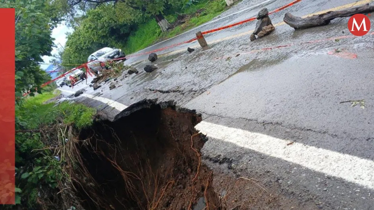 Intensas lluvias en el Estado de México forman socavón en la carretera Malinalco-Chalma