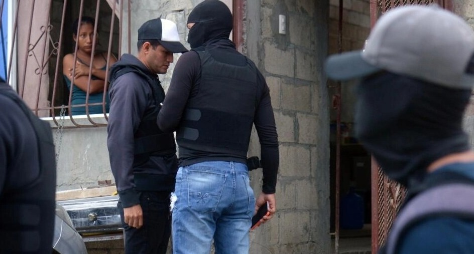 En la madrugada, la AFP acompañó una de las operaciones para expulsar a los narcos de las casas. (Foto: AFP)