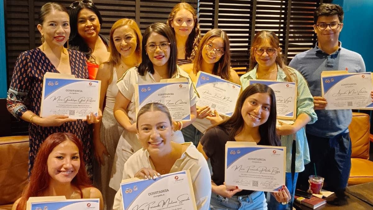 Maestros certificados del curso anterior. (cortesía)
