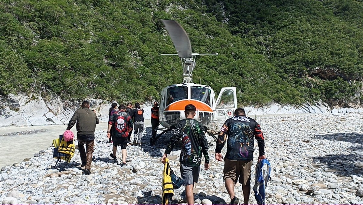 Rescatan familia en rio Pilón / Especial