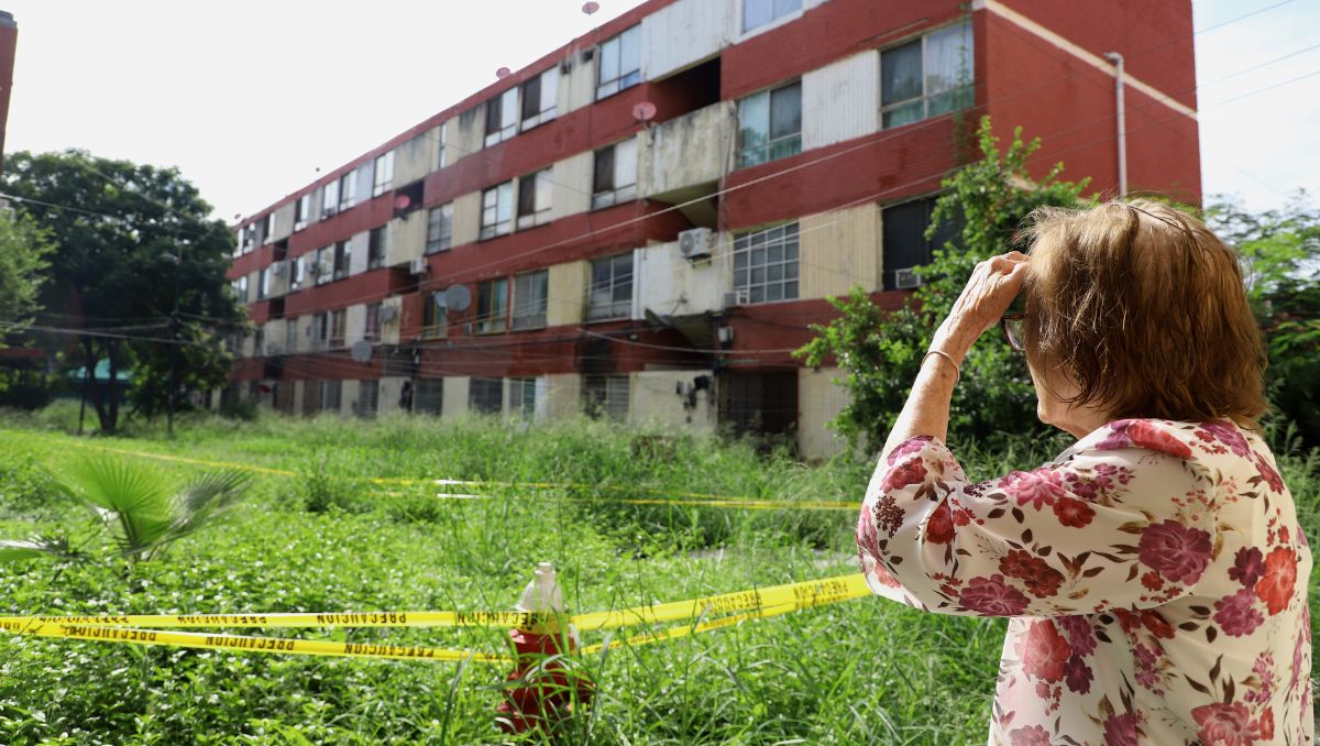 Rosa Hernández lamenta el abandono que padecen los Condominios Constitución. Luis Guerra