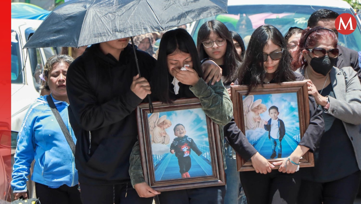 Dan último adiós a familia que murió tras coque de autobús en Puebla | EsImagen